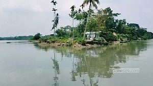 ঝালকাঠিতে দুই নদীর ভাঙনে দ্বীপে পরিণত হয়েছে গ্রাম, বিলীনের শঙ্কা