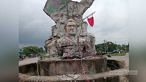 ৫ অগাস্টের পর হামলার শিকার বীরশ্রেষ্ঠ হামিদুর রহমানের ভাস্কর্য ফের ভাঙা হচ্ছে