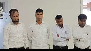 পরীক্ষা দিয়েছিল ‘অন্য লোক’, চাকরিতে যোগ দিতে এসে হলেন গ্রেপ্তার