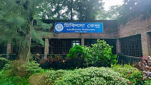 মেডিকেল সেন্টারের প্রধানকে অবরুদ্ধ করে জাকসুর ৫ দফা দাবি