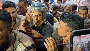 পলকের ঘাড়ে ‘সমস্যা’, হেলমেট না পরাতে চাইলেন আদালতের নির্দেশনা