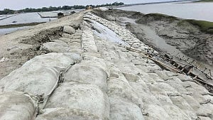 খুলনায় বেড়িবাঁধে অবৈধ পাইপ, সংস্কারের মধ্যেই ধস