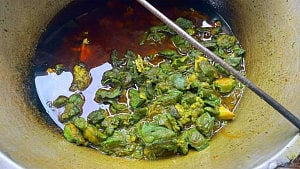 খুলনায় রান্নার সময় গরুর মাংস সবুজ, কারণ খুঁজতে পাঠানো হচ্ছে ল্যাবে