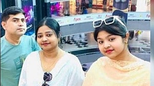 কিশোরীর প্রেমের সম্পর্ক মানতে না পারায় খুন করে বাবা-মা, দাবি পুলিশের
