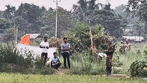 ১৭ দিন ধরে সীমান্তের শূন্যরেখায় থাকা ৩ যুবক ‘উধাও’