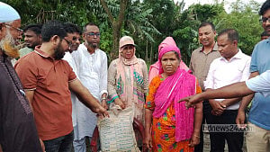 কুড়িগ্রামে পানিবন্দি ও নদী ভাঙন এলাকায় ত্রাণ বিতরণ