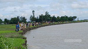 ‘চোখের নিমিষে বাড়িভিটা নদী খায়া গেলো’