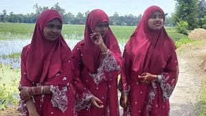 কুড়িগ্রামে ৩ জমজ বোন পেল প্রাথমিকে ট্যালেন্টপুলে বৃত্তি