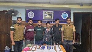 লক্ষ্মীপুরে ‘ডাকাতির প্রস্তুতির’ সময় দেশীয় অস্ত্রসহ আটক ৪