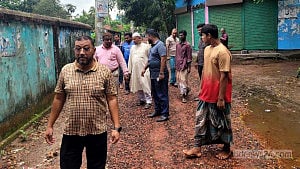 লক্ষ্মীপুরে সড়ক সংস্কারে ‘খোয়ার বদলে রাবিশ’, কাজ বন্ধের নির্দেশ