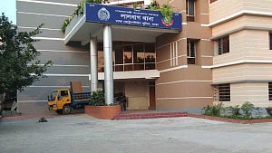 রাজধানীতে বুলডোজারে পিষ্ট হয়ে নারীর মৃত্যু