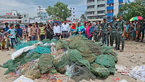 নরসিংদীতে পোড়ানো হল ‘২ কোটি টাকার’ নিষিদ্ধ কারেন্ট জাল