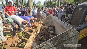 সোহরাওয়ার্দী উদ্যানে উচ্ছেদ অভিযান, সরল সেই ‘নামাজের জায়গাও’