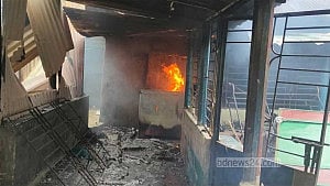 মাদক ব্যবসার অভিযোগে ঘোষণা দিয়ে বাড়িতে ভাঙচুর-অগ্নিসংযোগ, মা-ছেলে আটক