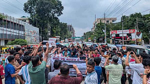 ময়মনসিংহে এইচএসসি পরীক্ষার্থীদের বিক্ষোভ, সড়ক অবরোধ