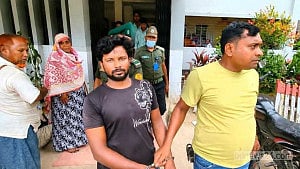 নওগাঁয় হাসপাতালে চিকিৎসা নিতে এসে স্বামীর ছুরিকাঘাতে নারীর মৃত্যু