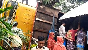নড়াইলে ট্রাক বাড়ির ওপর উল্টে স্কুলছাত্রী নিহত, বোন আহত