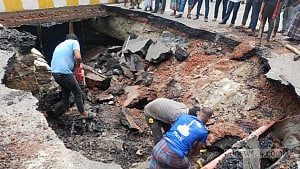 নারিন্দা মোড়ে সড়ক ধসে যান চলাচল বন্ধ, মেরামতে লাগবে ‘এক সপ্তাহ’
