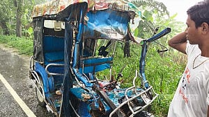 নাটোরে ট্রাকের সঙ্গে সংঘর্ষে ইজিবাইকের চালকসহ তিনজন নিহত