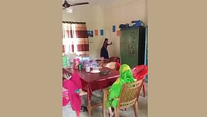 বিদ্যালয়ে শিক্ষার্থীকে দিয়ে শরীর ‘মাসাজ’, ভিডিও ভাইরালের পর শিক্ষিকার বিরুদ্ধে ব্যবস্থা