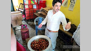 নীলফামারীতে ‘স্কুল ফিডিংয়ে’ পচা ডিম পেলেন ইউএনও