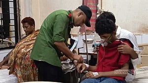 নোয়াখালীতে স্কুলছাত্রকে ছুরিকাঘাত, অভিযোগ ‘কিশোর গ্যাংয়ের’ বিরুদ্ধে