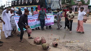 দাম না পেয়ে নরসিংদীর মহাসড়কে ডিম ভেঙে পোলট্রি খামারিদের প্রতিবাদ
