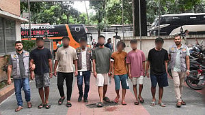 অনলাইন জুয়ার টাকায় তাদের দামি গাড়ি, হোটেলে ‘বিলাসী জীবন’