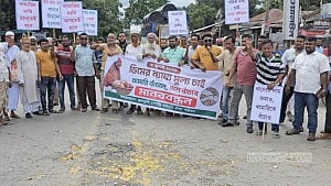 ঈশ্বরদীতে ডিম ভেঙে খামারিদের প্রতিবাদ