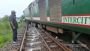 পাবনায় ‘একতা এক্সপ্রেস’ লাইনচ্যুত, ঢাকার সঙ্গে উত্তরের রেল চলাচল বন্ধ