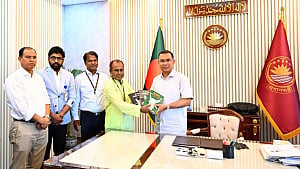 ‘বীর রাষ্ট্রনায়ক জিয়াউর রহমান’ বইয়ের মোড়ক উন্মোচন করলেন প্রধানমন্ত্রী