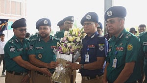 নতুন পোশাকে নেমেছে পুলিশ
