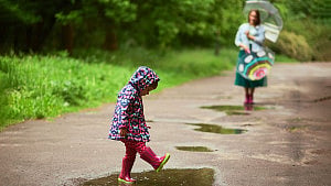 বর্ষাকালে শিশুর সুরক্ষা