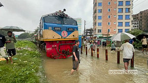 লাইনের পানি সরেনি, সারাদিন আটকা পর্যটক এক্সপ্রেসের যাত্রা মধ্যরাতে বাতিল