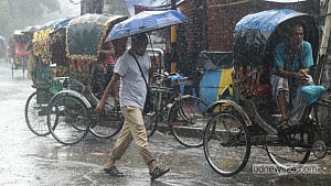 বৃষ্টিতে ভিজে ফেরা: ঝটপট ৫টি কাজ না করলে ধরতে পারে সর্দি-জ্বরে!