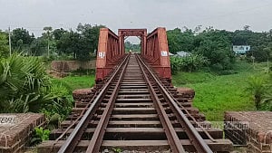 রেলওয়ে সেতুর সঙ্গে ধাক্কায় ট্রেনের ছাদে থাকা যুবকের মৃত্যু