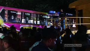 রাজবাড়ীতে ট্রেনের বিচ্ছিন্ন বগির ধাক্কায় দুমড়ে-মুচড়ে গেল তিন যান, নিহত ১
