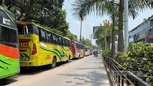 কমিটি গঠন নিয়ে দ্বন্দ্ব: রাজশাহীর সঙ্গে সারাদেশের বাস চলাচল বন্ধ, ভোগান্তি
