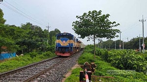 রাবি শিক্ষার্থীকে মারধর: ১০ ঘণ্টা পর ট্রেন চলাচল শুরু