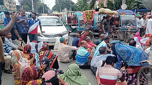 রংপুরে ফারইস্ট লাইফ ইন্স্যুরেন্সের টাকা ফেরত দাবিতে সড়ক অবরোধ