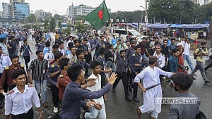 শিক্ষামন্ত্রীর পদত্যাগ দাবিতে সড়ক অবরোধ