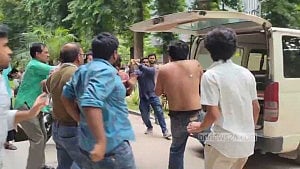 রাবিতে লাইব্রেরিতে ঢুকে ৩ শিক্ষার্থীকে মারধর, ছাত্রদলের বিক্ষোভ