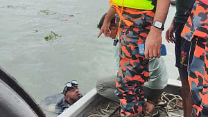 বুড়িগঙ্গায় ট্রলারডুবি, নিখোঁজ দুজন সাঁতরে উঠেছে অন্য পাড়ে