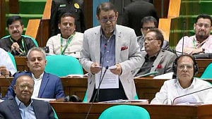 ‘সো বিজি?’ স্বাস্থ্যমন্ত্রীর মনোযোগ চাইলেন স্পিকার