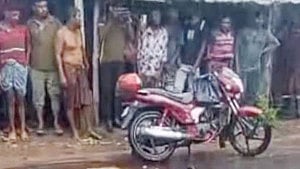 সাতক্ষীরায় বাসের চাপায় ঝরল ছেলের প্রাণ, হাসপাতালে বাবা