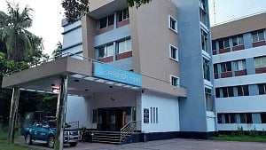 সাতক্ষীরায় বিদেশফেরত নারীর ঝুলন্ত লাশ উদ্ধার