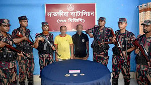 ভোমরা বন্দরে ২১৬ ডায়মন্ডের নাকফুল জব্দ, আটক ২ ভারতীয় নাগরিক