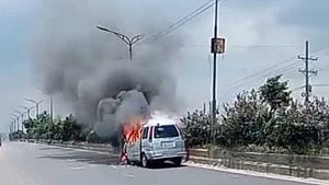 সাভারে চলন্ত মাইক্রোবাসে অগ্নিকাণ্ড