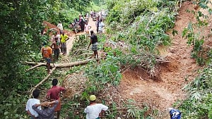 টানা বর্ষণে শেরপুরে পাহাড় ধস, সীমান্ত সড়ক বন্ধ