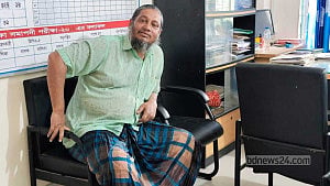 শিক্ষা কর্মকর্তাকে কুড়াল দিয়ে কুপিয়ে জখমের অভিযোগে প্রধান শিক্ষক আটক